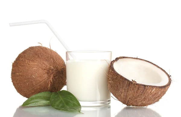 Кокосовое молоко и кокос изолированы на белом — стоковое фото