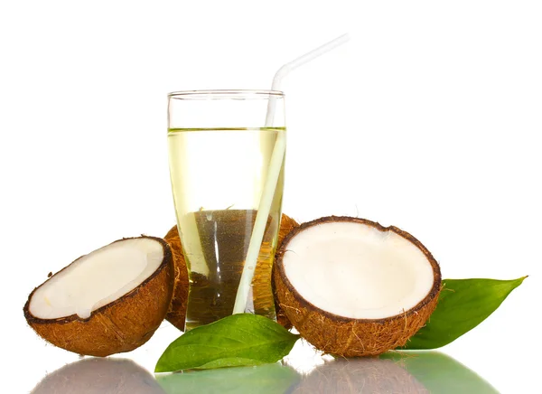 椰子果汁和椰子上白色隔离 — 图库照片
