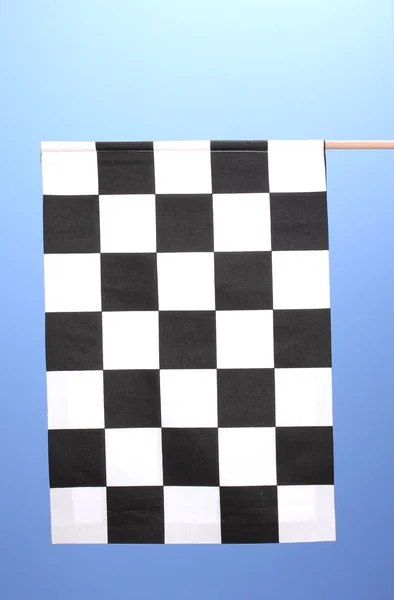 Шахматный флаг отделки на синем фоне — стоковое фото