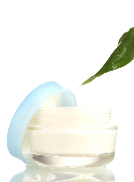 Pot de crème en verre ouvert avec feuille verte fraîche dans des gouttelettes d'eau isolées sur blanc — Photo