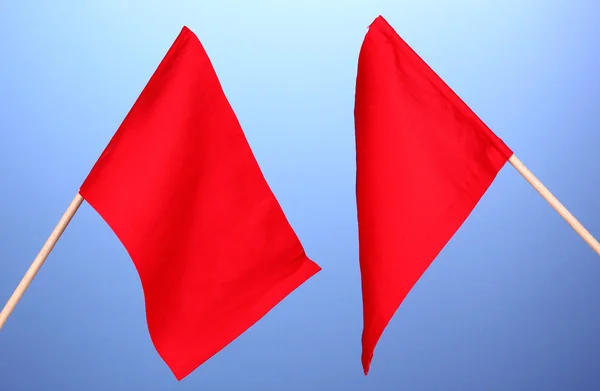 青色の背景に赤のシグナル フラグ — ストック写真
