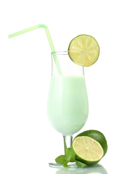 Milkshake met kalk en mint geïsoleerd op wit — Stockfoto