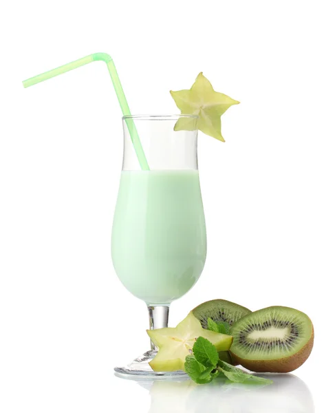 Mléčný koktejl s kiwi a corambola izolované na bílém — Stock fotografie