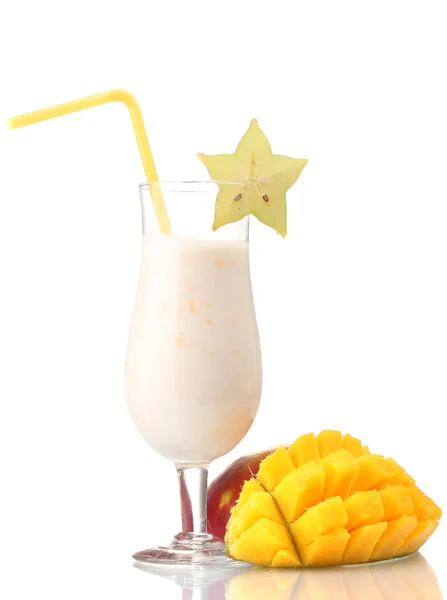Milk shake med mango isolerad på vit — Stockfoto
