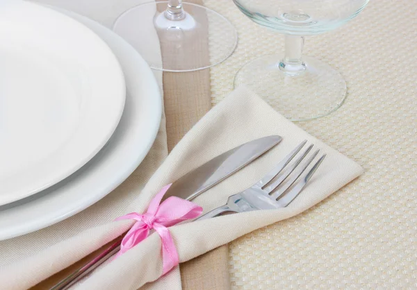 Ajuste de mesa con tenedor, cuchillo, platos y servilleta —  Fotos de Stock