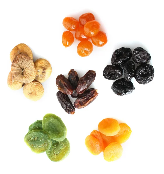 Сухие фрукты, изолированные на белом — стоковое фото