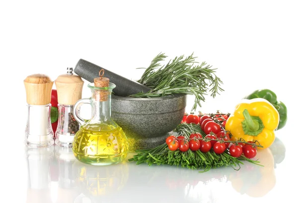 Rozemarijn in mortel, olie in de pot, paprika, tomaten kers en groene ui geïsoleerd op wit — Stockfoto