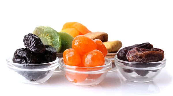 Frutas secas en cuencos aislados en blanco —  Fotos de Stock