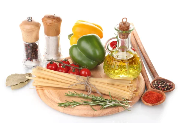 Spaghetti, Öl, Gewürze und Gemüse auf Holzbrettern isoliert auf weiß — Stockfoto
