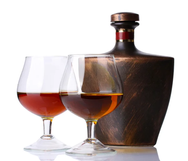 Bicchieri di brandy e bottiglia isolati su bianco — Foto Stock