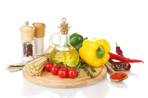 Спагетти, банка с маслом, специи и овощи на деревянной доске изолированы на белом — стоковое фото