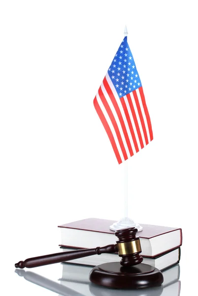 Juge marteau, livres et drapeau américain isolé sur blanc — Photo