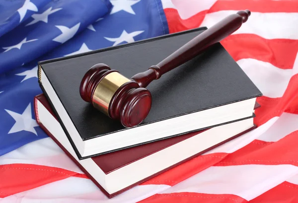 Juiz martelo e livros sobre fundo bandeira americana — Fotografia de Stock