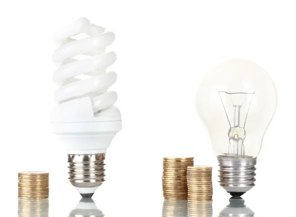 Сравнение обычных лампочек с энергосберегающей лампой, изолированной на белом — стоковое фото