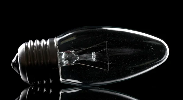 Лампочка на черном фоне — стоковое фото