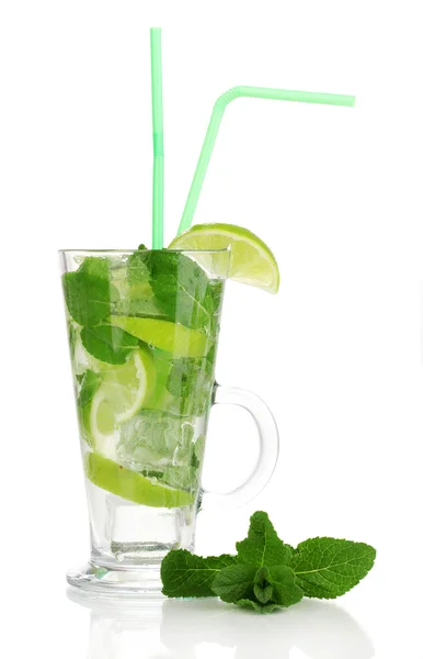 Cocktail met kalk en mint geïsoleerd op wit glas — Stockfoto