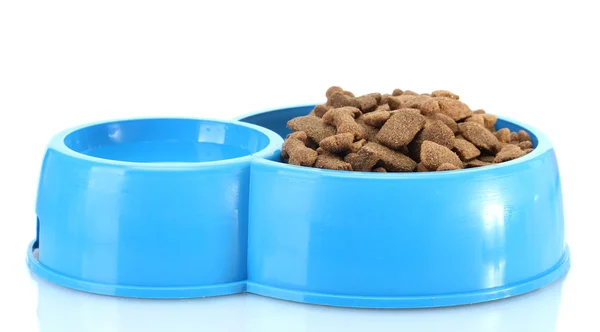 Száraz kutya étel és víz kék tál elszigetelt fehér — Stock Fotó