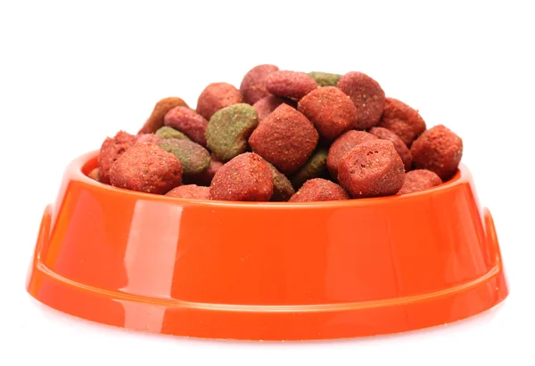 Droog hondenvoer in oranje kom geïsoleerd op wit — Stockfoto