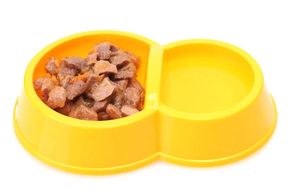 Tigela amarela com comida de gato e água isolada em branco — Fotografia de Stock