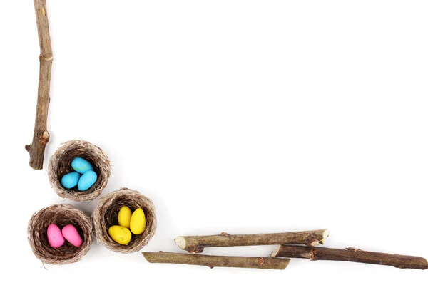 Ouă colorate de Paște în cuiburi izolate pe alb — Fotografie, imagine de stoc