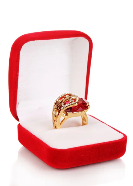 Gouden ring met grote rode gem en duidelijke kristallen in rood fluweel vak geïsoleerd op wit — Stockfoto