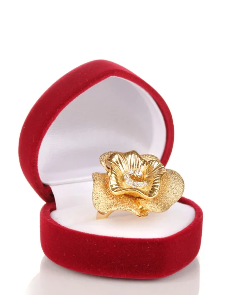 Anello in oro con fiore d'oro e cristalli trasparenti in scatola di velluto rosso isolato su bianco — Foto Stock