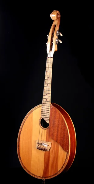 Ретро-кобза - украинский музыкальный инструмент на черном фоне — стоковое фото