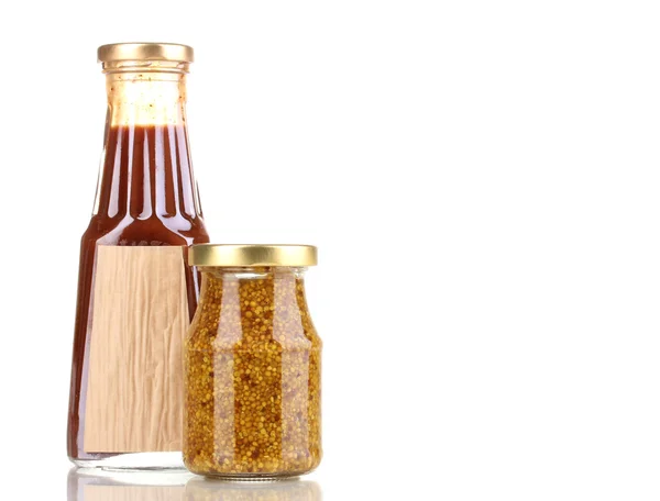 Томатный соус и горчица в стеклянных бутылках, изолированных на белом — стоковое фото