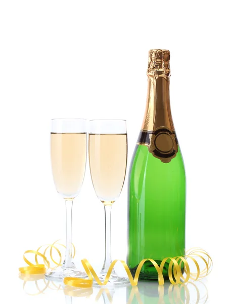 Copos e garrafa de champanhe e serpentina isolado em um branco — Fotografia de Stock