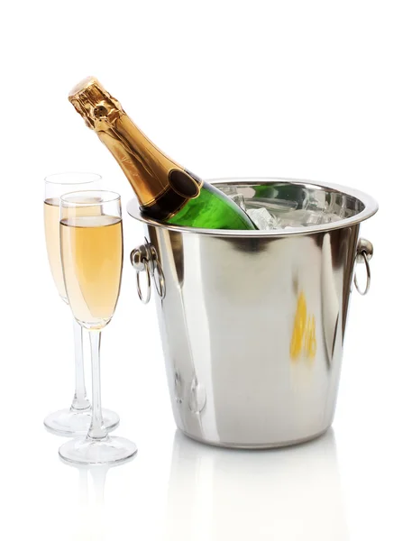 Champagnefles in emmer met ijs en glazen van champagne, geïsoleerd op wit — Stockfoto