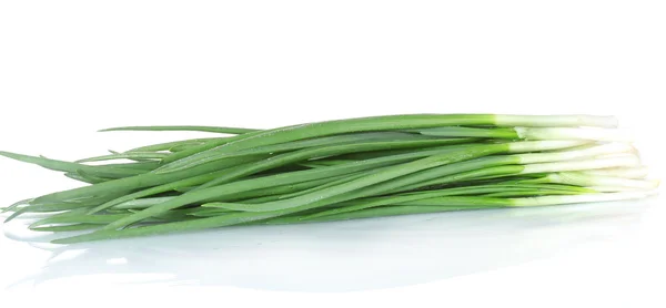 Зеленый лук изолирован на белом — стоковое фото