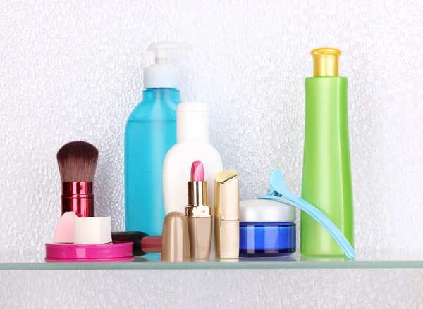 Estante con cosméticos y artículos de tocador en el baño — Foto de Stock