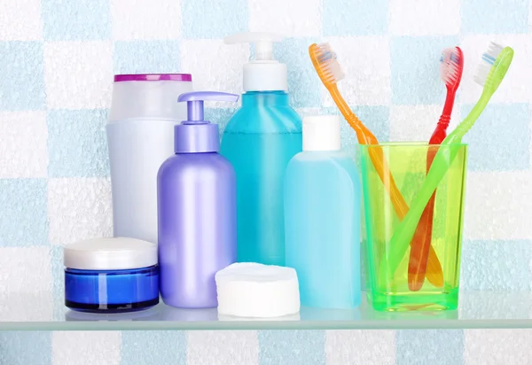 Mensola con cosmetici e articoli da toeletta in bagno — Foto Stock