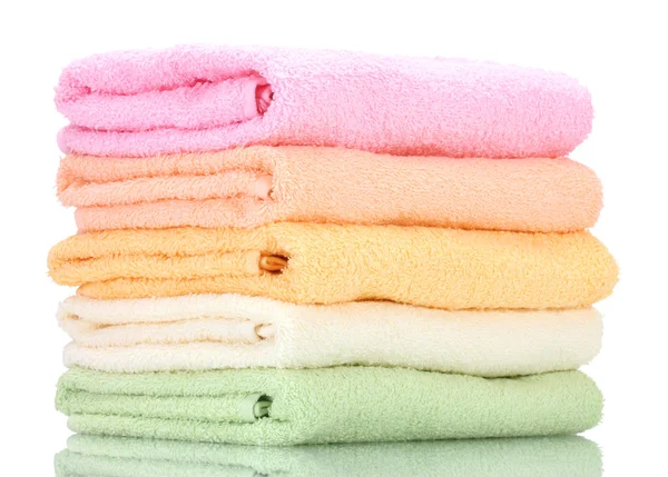 Πολύχρωμο πετσέτες που απομονώνονται σε λευκό — Φωτογραφία Αρχείου