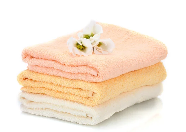 Πολύχρωμο πετσέτες και τα λουλούδια που απομονώνονται σε λευκό — Φωτογραφία Αρχείου