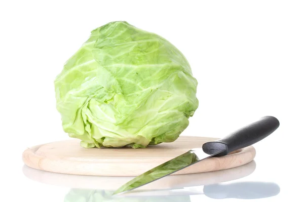 Yeşil renkli arka plan üzerinde bıçak ile kesme tahtası lahana — Stok fotoğraf