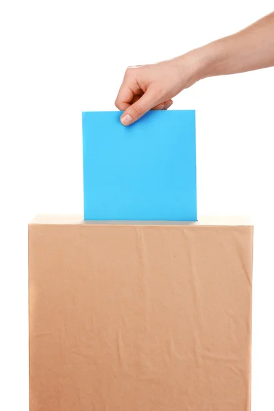 手の投票の投票用紙と白で隔離されるボックス — ストック写真