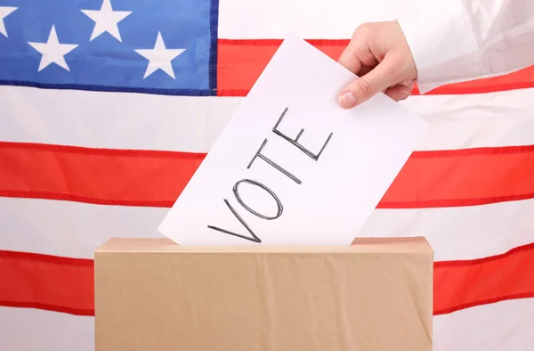 Ręka z głosowanie głosowanie i pole na flagę USA — Zdjęcie stockowe