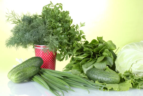 Složení různých bylin a zeleniny na barevné pozadí — Stock fotografie
