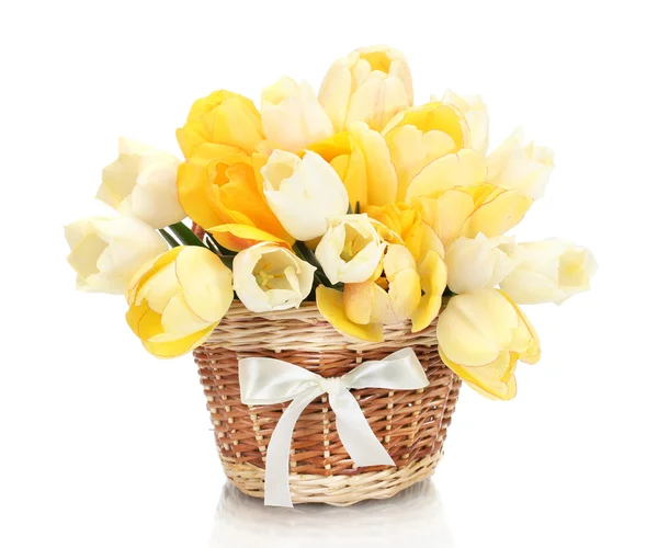 A kosár elszigetelt fehér tulipánok — Stock Fotó