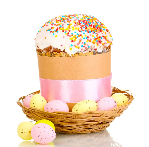 Hermoso pastel de Pascua en cesta con huevos aislados en blanco —  Fotos de Stock