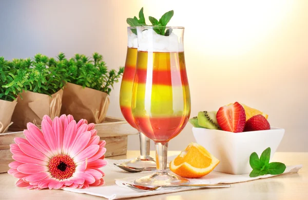 Gelée de fruits dans des verres et des fruits sur la table dans un café — Photo