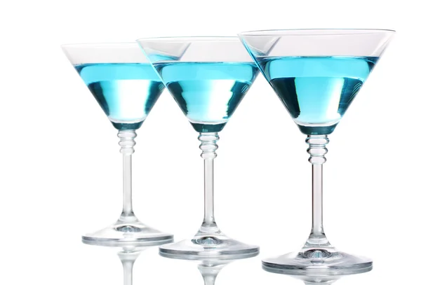 Cocktail in martini glazen geïsoleerd op wit blauw — Stockfoto