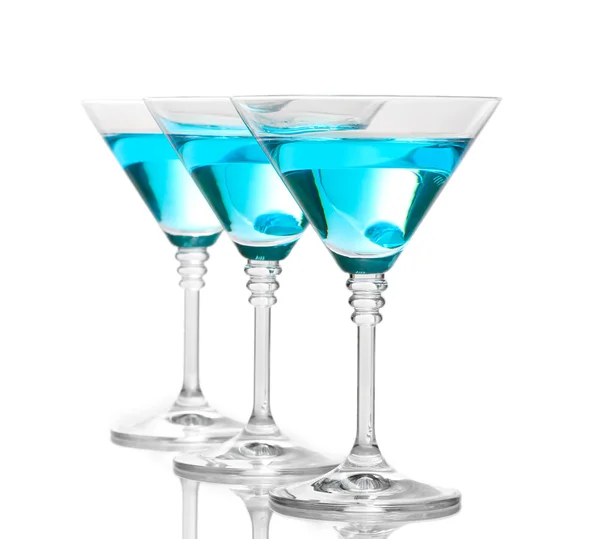 Синій коктейль в мартіні окулярах ізольований на білому — стокове фото