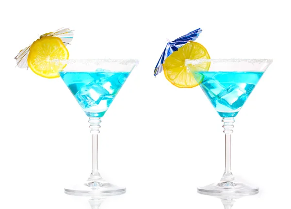 Cocktail blu in bicchieri da martini isolato su bianco — Foto Stock