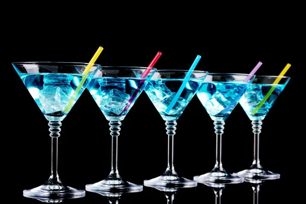 Coquetel azul em copos de martini isolados em preto — Fotografia de Stock