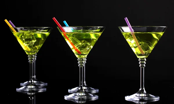 Sarı siyah izole martini bardaklarda kokteyl — Stok fotoğraf