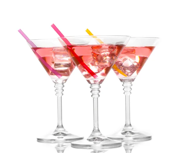 Roter Cocktail in Martini-Gläsern isoliert auf weißem — Stockfoto