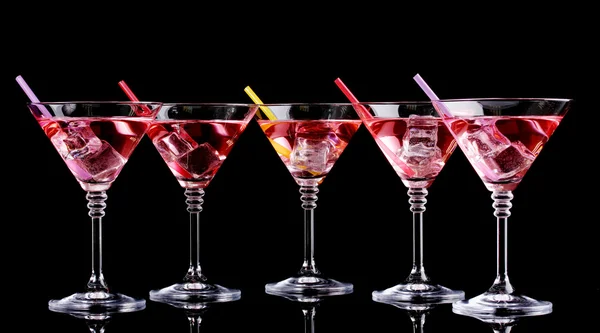 Cocktail in martini glazen geïsoleerd op zwart rood — Stockfoto