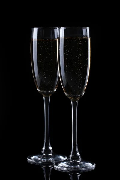 Zwei Gläser Champagner auf schwarzem Hintergrund — Stockfoto